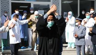 مغربي يغادر المستشفى بعد تعافيه من كورونا