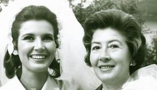 ميرفت أمين بجوار والدتها الإنجليزية