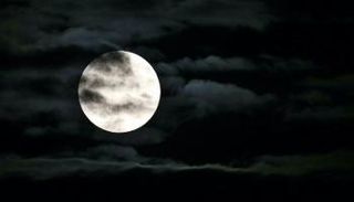 ناسا تكشف التغيرات التي يمر بها شكل القمر