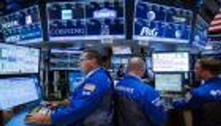 وول ستريت تصعد بدعم اعتراف ترامب وأسهم تسلا