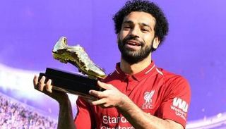 محمد صلاح يحمل الحذاء الذهبي