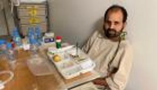 قطري يحرم هنديا من بصره وعائلته تطالب الدوحة بالتعويض 