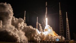 "سبيس إكس" تطلق 60 قمرا بمشروع ستارلينك