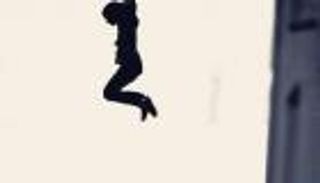 مصري يلقي بزوجته عارية من الشرفة.. خيانة على فراش الزوجية