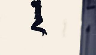 امرأة تسقط من شرفة - تعبيرية