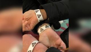 أساور معصم مراقبي الانتخابات كانت تحمل رموزا تعبيرية