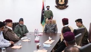 حفتر مع شيوخ قبيلتي المنفة والقطعان