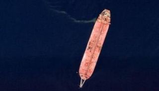 صور جوية تظهر بدء تسرب النفط في ناقلة صافر