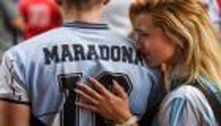 بين نابولي والقصر الرئاسي.. الجماهير تودع مارادونا بالدموع