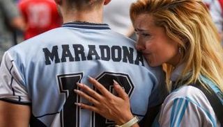 الجماهير تبكي على رحيل مارادونا 