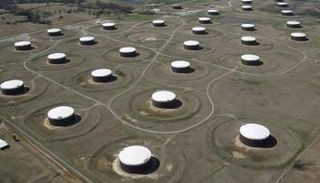 خزانات للنفط الخام - رويترز