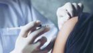 لماذا يجب أخذ لقاح كورونا؟.. أطباء يجيبون لـ"العين الإخبارية"