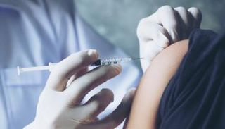 طبيبة تحقن سيدة بمصل