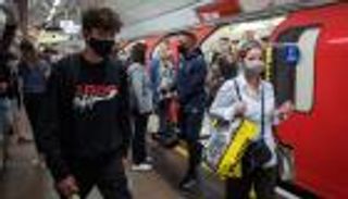 لندن تسعى لتجنب قيود كورونا الأشد صرامة