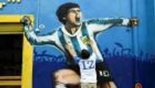 ساحة السياسة تحزن لأسطورة الملاعب.. زعماء ينعون مارادونا