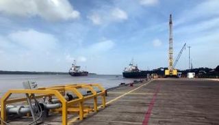 سفن تحمل إمدادات لمنصة نفطية بحرية تديرها إكسون موبيل - رويترز