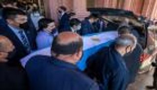 إقالة وتهديد بالقتل ثمن "سيلفي" مع جثمان مارادونا