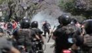 بالصور والفيديو.. اشتباكات عنيفة تفسد تشييع جنازة مارادونا