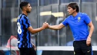 أشرف حكيمي لاعب إنتر ميلان الإيطالي مع مدربه كونتي