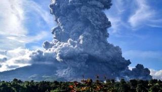 ثوران بركان في إندونيسيا
