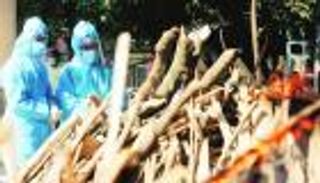 رجل يعود للمنزل بعد أسبوع من حرق جثمانه.. ما القصة؟