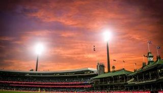 ملعب رياضي في مدينة سيدني الأسترالية عند الغروب