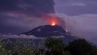 صور.. انفجار بركان يثير الفزع في إندونيسيا