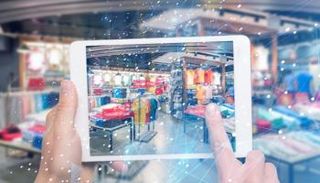 دراسة جديدة تكشف أن المتسوقين يثقون بنصائح الذكاء الاصطناعي عند الشراء