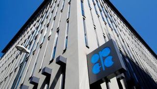 شعار منظمة  (أوبك) خارج مقرها الرئيسي في فيينا