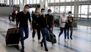 طلاب لبنان في المطار