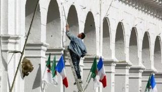 ملف الإرث التاريخي الاستعماري يخيم مجددا على علاقات الجزائر وباريس