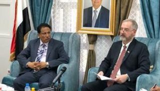 السفير الأمريكي لدى اليمن أثناء زيارة المهرة