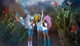 أطفال يستمتعون بأمطار 