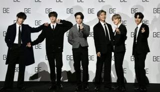 أعضاء فرقة "بي تي أس" خلال تقديم ألبومهم الجديد في سيول  