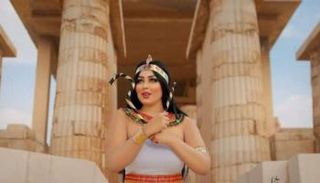 عارضة الأزياء سلمى الشيمي في منطقة آثار سقارة