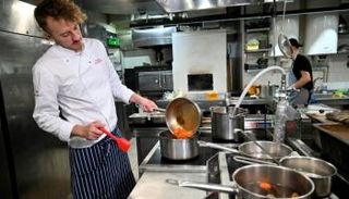 الطاهي الأوكراني يفغين كلوبوتنكو يحضر طبقا من حساء البورش