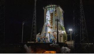 الإمارات تطلق بنجاح القمر الاصطناعي 