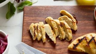 سنغافورة تجيز بيع لحم دجاج اصطناعي 