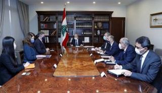 عون خلال لقائه جون ديروشيه