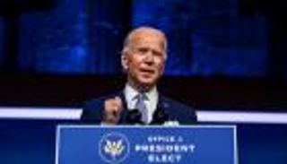 بعد التواء كاحله.. بايدن يتباهى بـ"الحذاء الطبي"