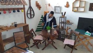 خريج بغزة يكسر قيود البطالة بصناعة الأنتيكات