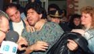 نهايات حزينة.. كيف أنهت المخدرات مسيرة مارادونا الأسطورية؟