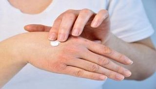 الاستحمام بماء ساخن للغاية يسبب جفاف البشرة