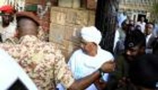 تضارب الأنباء حول إصابة "البشير" بكورونا