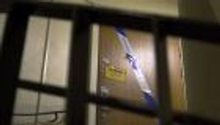 حكم "غير متوقع" بحق امرأة احتجزت ابنها 28 عاما