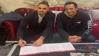 أمير عادل لحظة توقيعه للزمالك