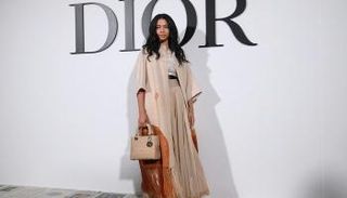 المصممة أورورا جيمس التي منحها مجلس الأزياء البريطاني إحدى جوائزه