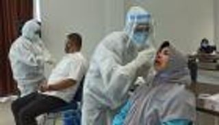 كورونا والفقر يحاصران إندونيسيا.. وفاة طبيب شهير تدق ناقوس الخطر