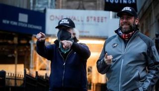 متداولان أثناء خروجهم من بورصة نيويورك - رويترز 