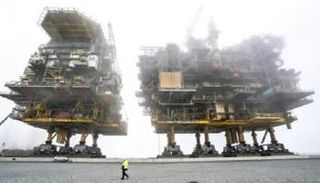 منصات معالجة النفط والغاز في حقل تايرا الدانماركي- أ ف ب